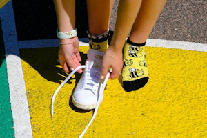 Tying up a shoe lace